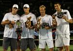 Finalisterne i årets herredoublefinale i Australian Open, der blev vundet af det amerikanske tvillingepar Bob og Mike Bryan. Det er Bob helt til venstre. 