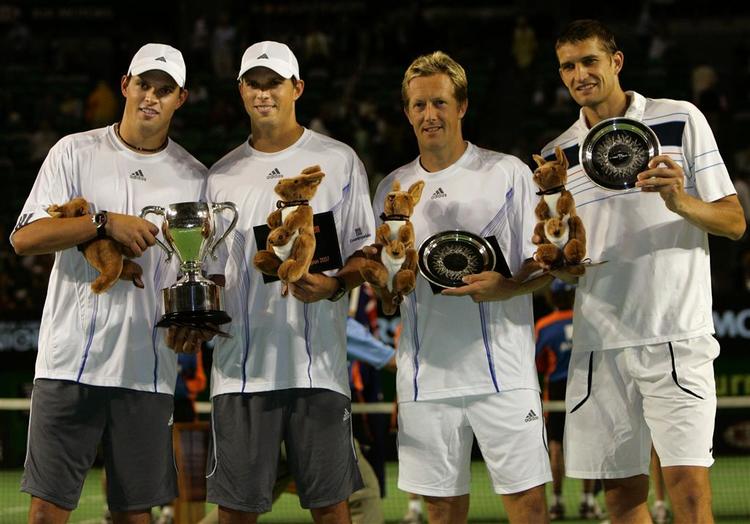 Finalisterne i årets herredoublefinale i Australian Open, der blev vundet af det amerikanske tvillingepar Bob og Mike Bryan. Det er Bob helt til venstre. 