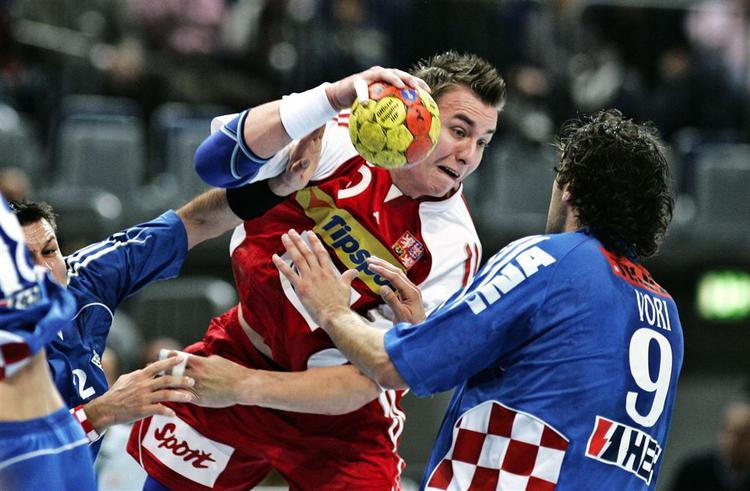 Tjekkiets og VM-turneringens topscorer, Filip Jicha, bryder gennem det kroatiske forsvar. 