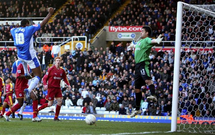 Readings målmand Adam Federici gør sig bred for at redde et forsøg fra Birminghams Cameron Jerome. 