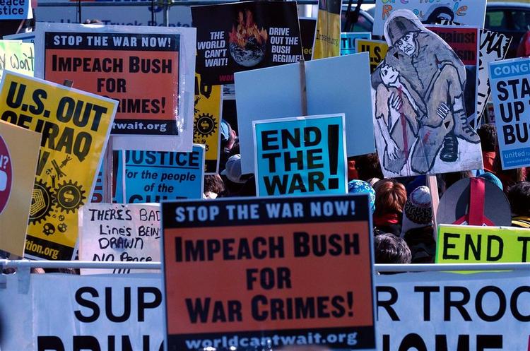 Tusindvis af amerikanere demonstrerede i dag mod krigen i Irak. 