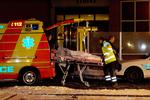 En af de sårede unge mænd sendes afsted med ambulance mod sygehuset. Han er uden for livsfare. 