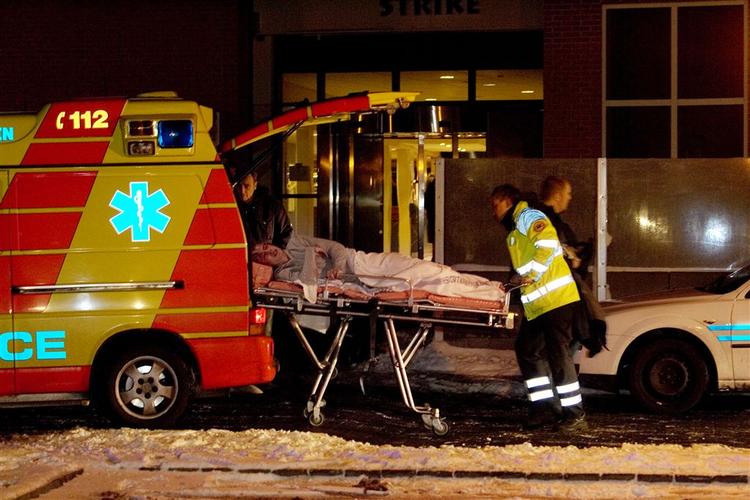 En af de sårede unge mænd sendes afsted med ambulance mod sygehuset. Han er uden for livsfare. 