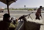 Der er opstillet vejspærringer over store dele af Gaza, hvorfra de to kæmpende palæstinensiske fløje beskyder hinanden. 