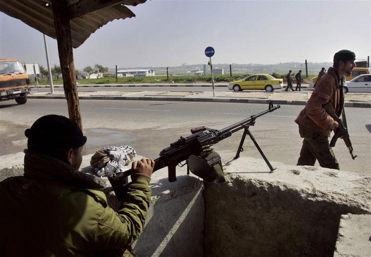Der er opstillet vejspærringer over store dele af Gaza, hvorfra de to kæmpende palæstinensiske fløje beskyder hinanden. 