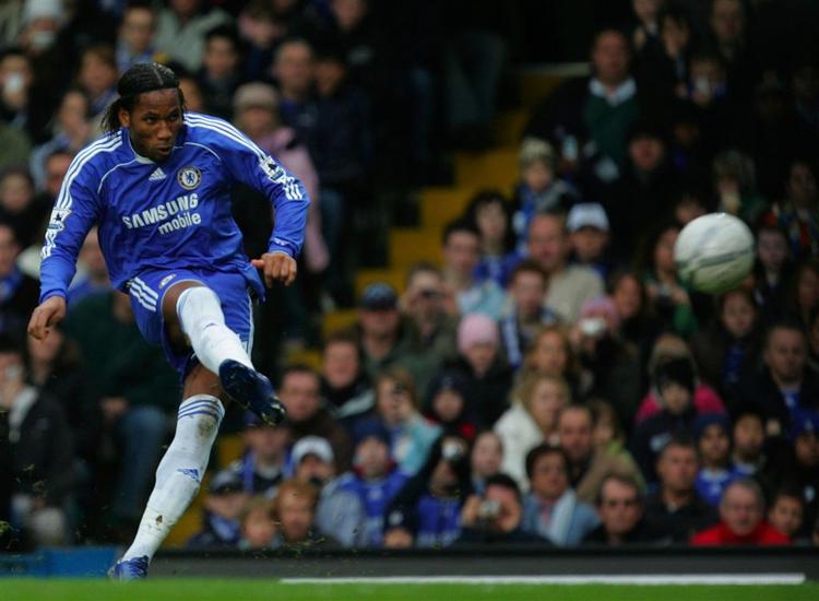 Chelsea's Didier Drogba scorer til 2-0 på et direkte frispark i FA-cup kampen mod Nottingham Forest. 