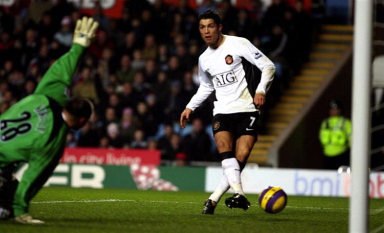 Manchester United's portugisiske midtbanespiller Cristiano Ronaldo, der her scorer i en tidligere kamp mod Aston Villa, skal ikke til Real Madrid, siger den britiske storklubs direktør. 