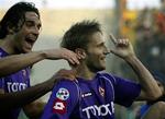 Luca Toni (tv.) udlignede og Martin Jørgensen (th.) scorede sejrsmålet, da Fiorentina vandt 2-1 over Livorno. 