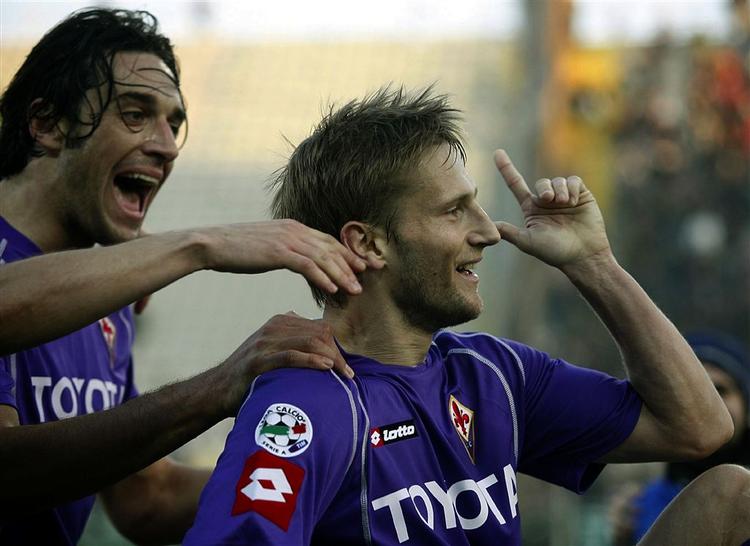 Luca Toni (tv.) udlignede og Martin Jørgensen (th.) scorede sejrsmålet, da Fiorentina vandt 2-1 over Livorno. 