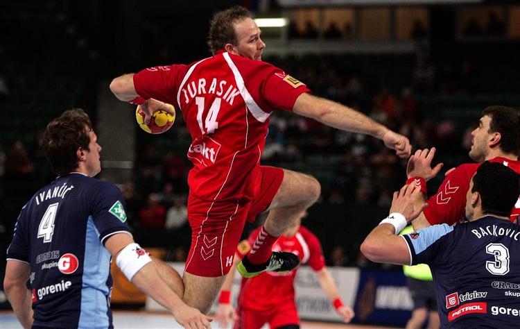 Polens Mariusz Jurasik scorer mod Slovenien. 