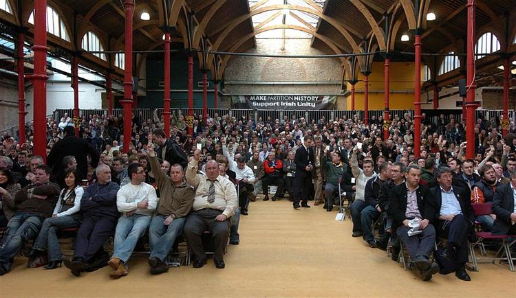 2000 delegerede fra Sinn Fein var søndag samlet i Dublin for at stemme om, hvorvidt partiet skal ændre kurs i dets forhold til den nordirske politistyrke. 