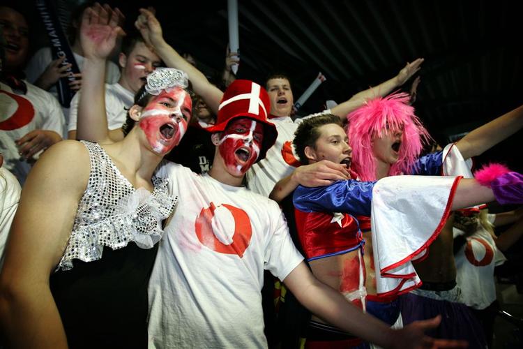 Danske fans fyldte godt op på tilskuerpladserne, da Danmark spillede indledende kampe i Kiel. Når Danmark tirsdag spiller kvartfinale i Hamburg, så bliver det formentligt sparsomt med dansk tilskuerstøtte. 