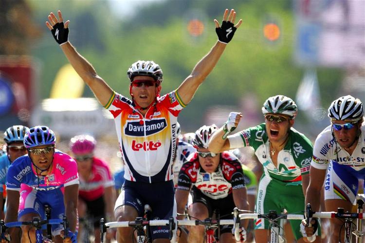 Det bliver måske ikke længere muligt at se feltet i Tour de France suse gennem de franske landskaber på dansk tv - med mindre man betaler ekstra for en ny sportskanal. 