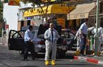 Tre mennesker blev slået ihjel, da palæstinenser sprængte selvmordsbombe i bageri i Eilat. 