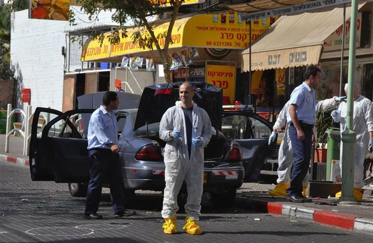 Tre mennesker blev slået ihjel, da palæstinenser sprængte selvmordsbombe i bageri i Eilat. 