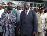 Ghanas præsident John Kufuor (i midten) forlader Den Afrikanske Unions 8. topmøde som ny formand 