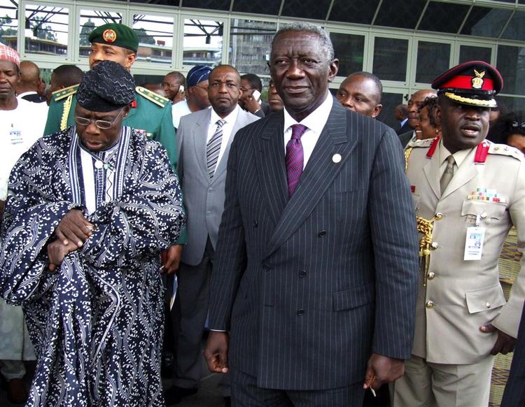 Ghanas præsident John Kufuor (i midten) forlader Den Afrikanske Unions 8. topmøde som ny formand 