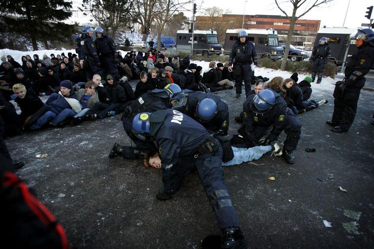 Demonstranter anholdes under demonstrationen i Hillerød for knap et år siden. Demonstrationen var rettet mod den højreorienterede forening Dansk Front, der var på gaden mod den »muslimske aggression« i forbindelse med sagen om tegningerne af Muhammed, bragt i Jyllands-Posten. 