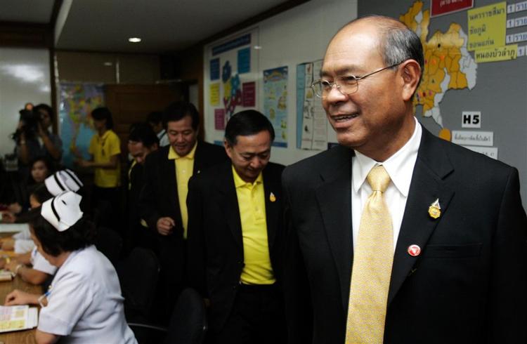 Thailands sundhedsminister Mongkol Na Songkhla tillader kopimedicin. 