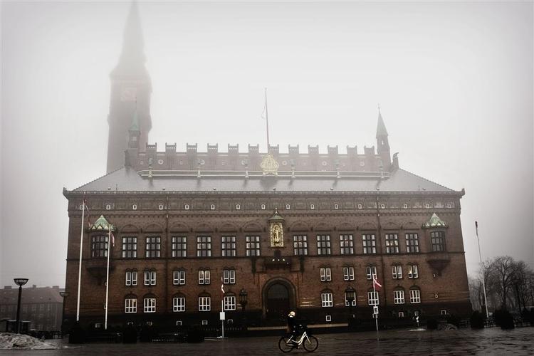 Morgenfoto af rådhuset i København. Medarbejderne i økonomiforvaltningen er mindre tilfredse med deres arbejde end tidligere. 