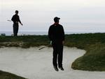 Tiger Woods var en tur i bunkeren på 14. hul, men sluttede turneringen to slag foran makkeren på den sidste runde, Charles Howell III (tv.). 