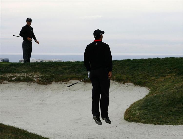 Tiger Woods var en tur i bunkeren på 14. hul, men sluttede turneringen to slag foran makkeren på den sidste runde, Charles Howell III (tv.). 