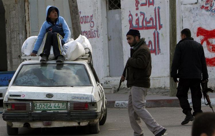 Sikkerhedsfolk fra Hamas har stoppet en bil i Gaza By. Alle sikkerhedsstyrker fra både Hamas og Fatah skal nu vende tilbage til deres baser, lyder det fra den palæstinensiske udenrigsminister. 