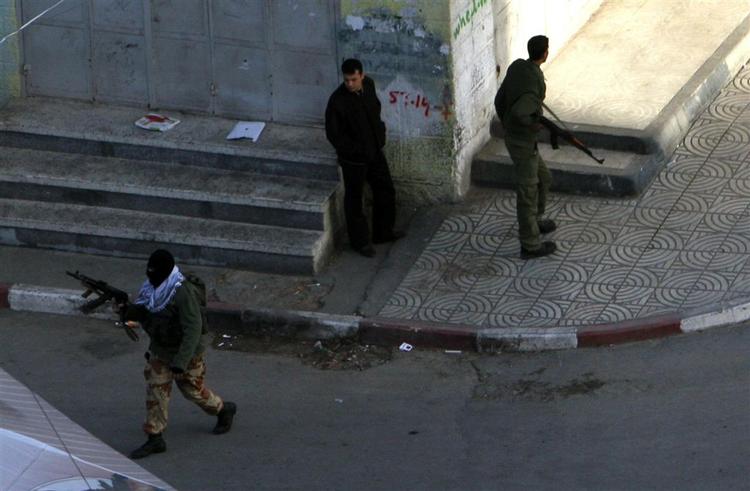 Der har været sporadiske kampe i Gaza, efter våbenhvilen trådte i kraft klokken to i nat. 