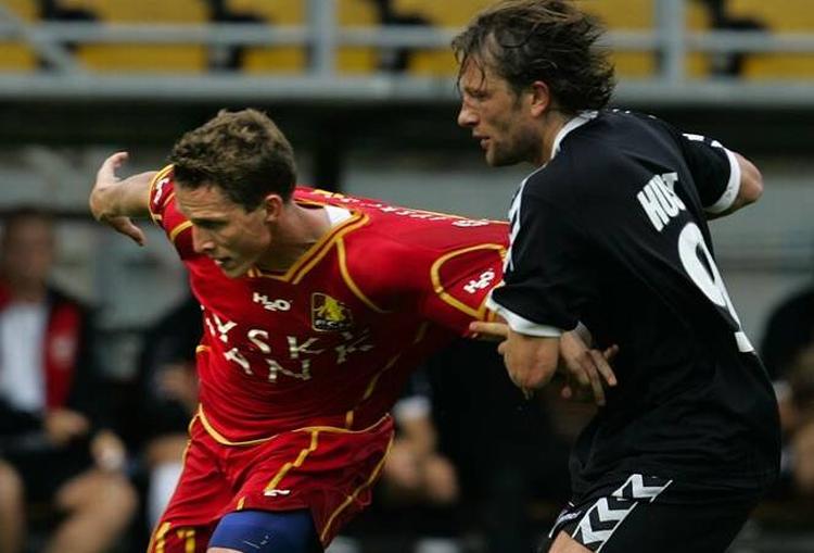 Morten Nordstrand (i rødt) i kamp med Vejles Nikolaj Hust. 