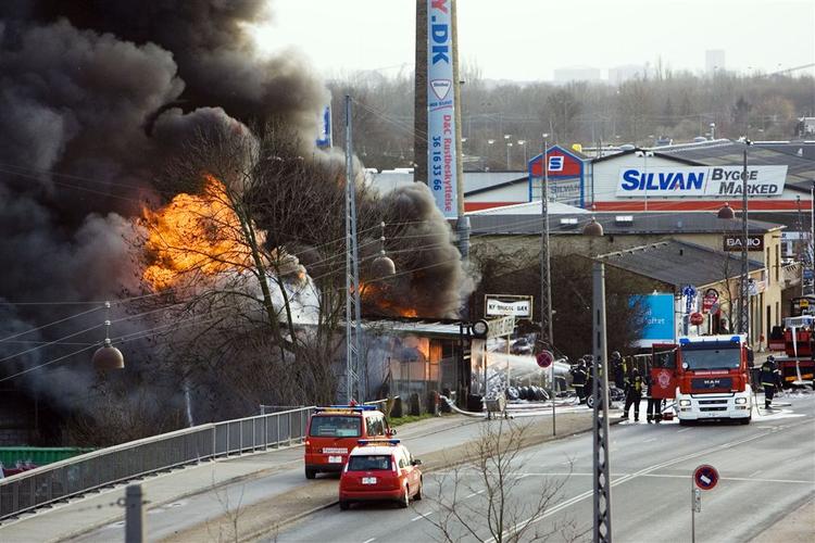 Det gav en kraftig røgudvikling, da der i eftermiddag udbrød brand i et dækfirma på Gammel Køge Landevej i Valby. 