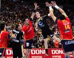 Tyskernes Holger Glandorf stiger til vejrs og scorer i kvartfinalen mod Spanien. 