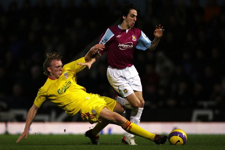 West Hams Yossi Benayoun takles af Liverpools Dirk Kuyt (gul). 