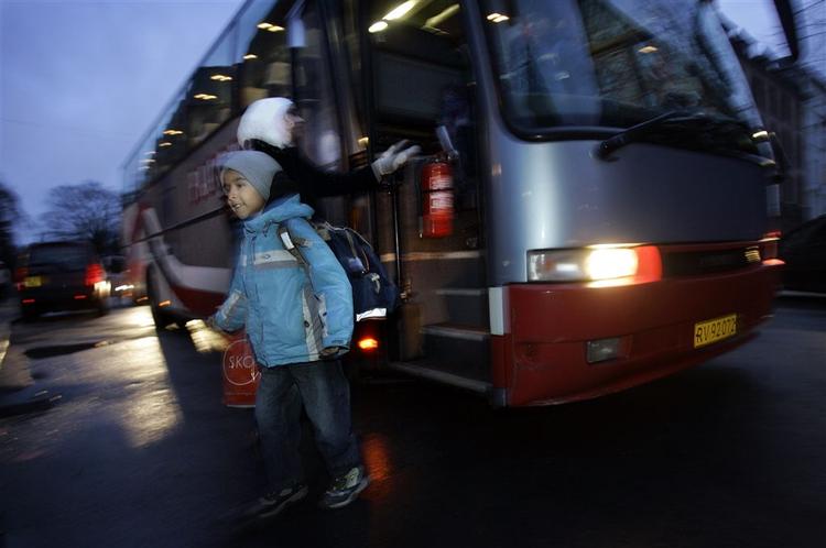 På Øster Farimagsgade Skole er langt de fleste børn af etnisk dansk oprindelse. Men fire børnehaveklasseelever med anden etnisk baggrund ankommer med bus fra Nørrebro hver morgen for at gå i skole på Østerbro. 