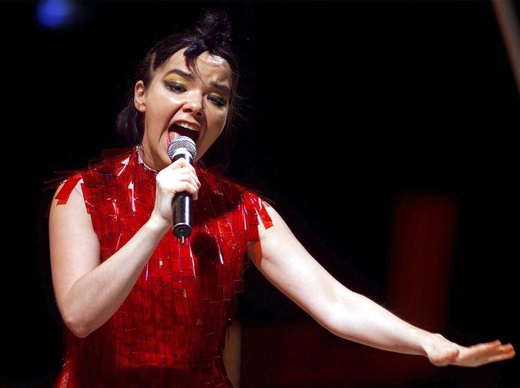 Björk står i front for Sugarcubes for en aften. 