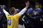 Det skal understreges, at Brøndby-tilhængeren, der her har tiltrukket sig ordensmagtens opmærksomhed, så vidt vides intet har at gøre med den aktuelle sag. 