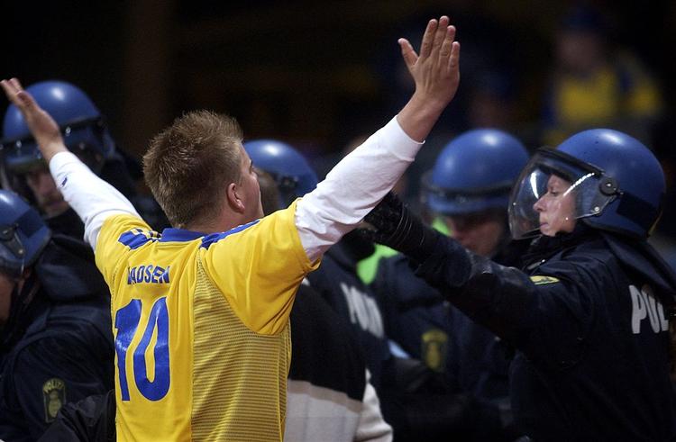 Det skal understreges, at Brøndby-tilhængeren, der her har tiltrukket sig ordensmagtens opmærksomhed, så vidt vides intet har at gøre med den aktuelle sag. 