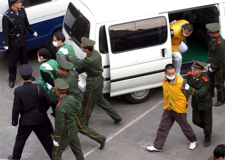 Politiet i de asiatiske lande slår hårdt ned mod gangstervælde, som her i Kina. Men bandemedlemmer i Sydkorea er godt tilfreds med tilværelsen som gangster. 