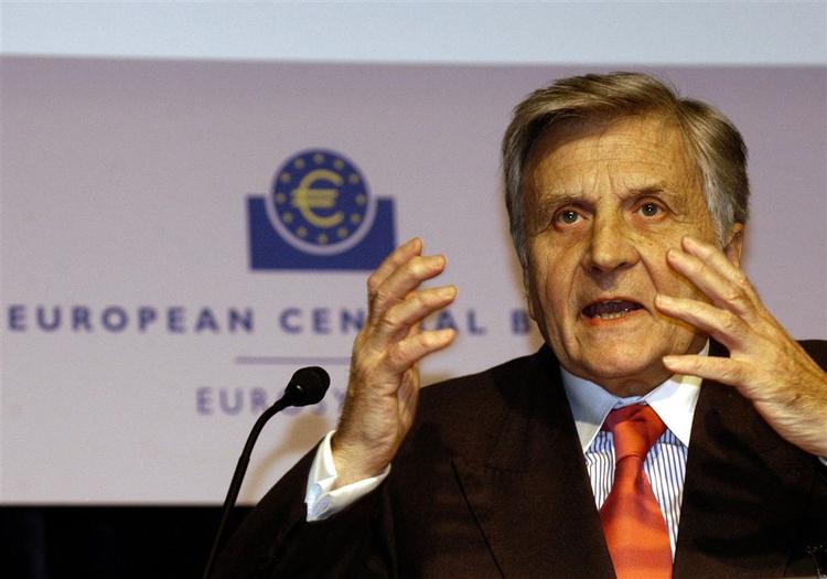 Den franske centralbankchef Jean-Claude Trichet konstaterer, at der umiddelbart ikke er noget at gøre ved, at de amerikanske myndigheder kigger med, når menige europæere overfører penge. 
