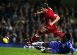 Blackburns Matt Devonshire takles af Chelseas ghaneser Essien. 