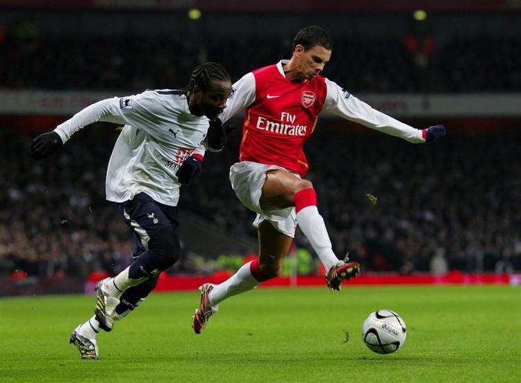 Arsenals Jeremie Aliadiere (th) scorede til 2-1 i den forlængede spilletid, da the Gunners spillede sig i Carling Cup-finalen. 