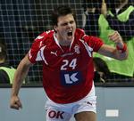 Hans Lindberg må se til fra tribunen, når Danmark spiller VM-semifinale mod Polen. 