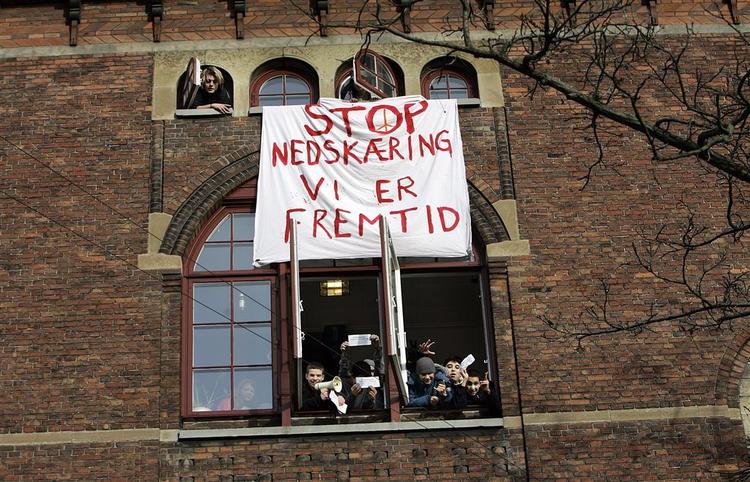 På Strandvejens Skole har eleverne nedlagt arbejdet i protest mod nedskæringer. 