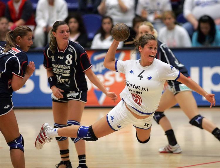 Melanie Smith, der her scorer for FCH Håndbold mod Randers, bliver en af tre etablerede stregspillere i Slagelse DT i næste sæson. 