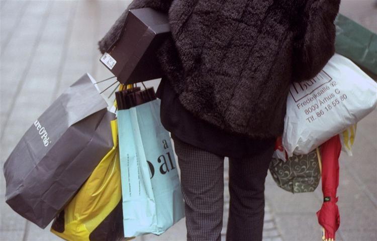 Selv om danskerne er begyndt at sætte forbruget ned, så er der åbenbart stadig luft i økonomien til at shoppe tøj og sko. 