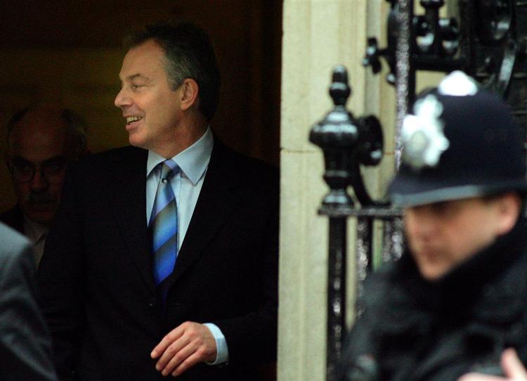 Tony Blair politiafhørt i sag om partistøtte. 