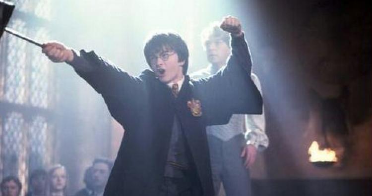 Opfinderne af nyt usynlighedsmateriale sammenligner deres opfindelse med Harry Potters usynlighedskappe. - Foto: AP 