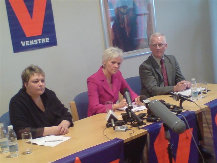 Karen Jespersen meddeler på et pressemøde, at hun som medlem af Venstre er klar til at kæmpe for liberale værdier. 