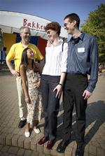 De Højes Klub i Danmark har været vært for europatræf for høje mennesker i 2002 på Dyrehavsbakken nord for København. Stine Tygesen, der fejrede den sidste skoledag, må lægge nakken tilbage for at kunne tale med den tyske kvinde Grit Wolff (på 195 cm.) og schweizeren Rolf Negri (198 cm.). Klubbens danske formand, Henning Lajer står yderst til venstre. 