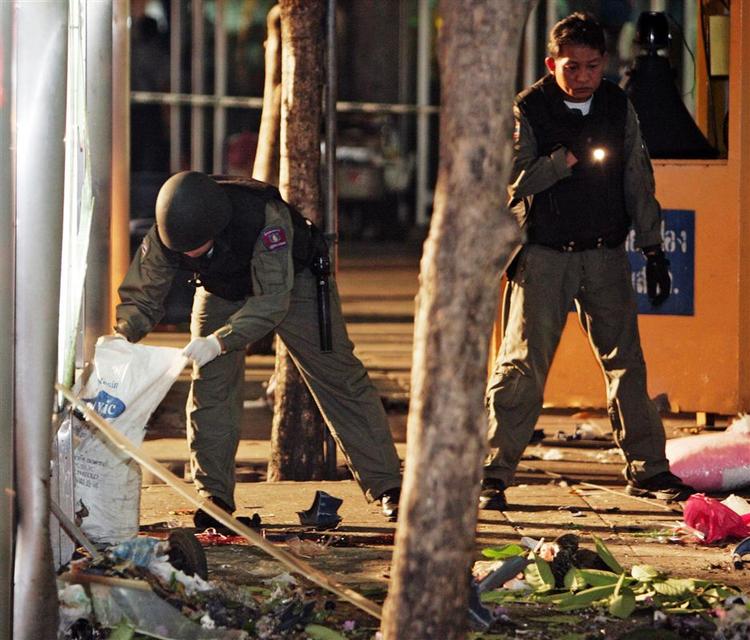 Politi under gerningsstedet efter en af bomberne i Bangkok. 