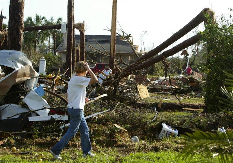 Jagten er gået ind på overlevende efter den voldsomme storm, der fredag kostede mindst 19 amerikanere livet. 